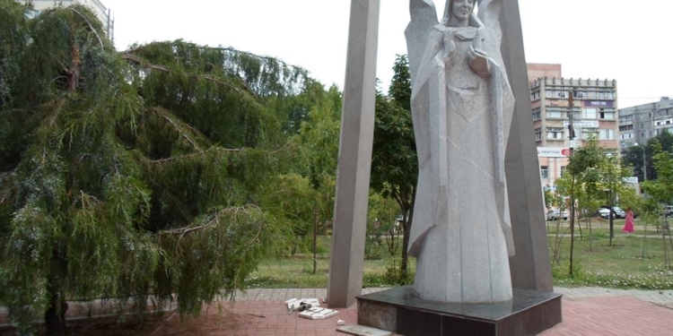 Полиция ищет свидетелей, которые могли видеть вандалов, повредивших памятник «Скорбный ангел Чернобыля» в Николаеве