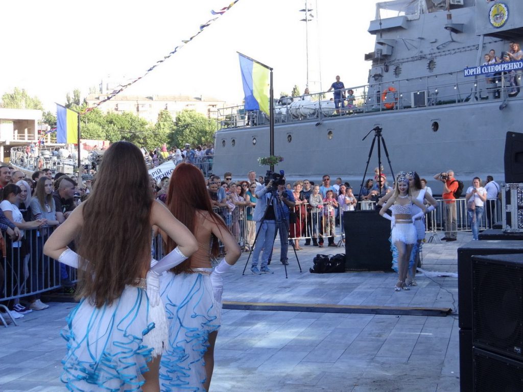 На празднике в честь николаевских моряков выступили военный оркестр, театр и шоу-балет 13