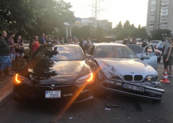 В Одессе подросток на отцовской машине протаранил Tesla