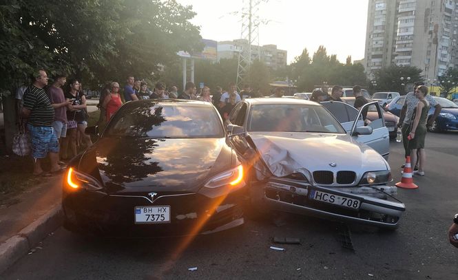В Одессе подросток на отцовской машине протаранил Tesla 1