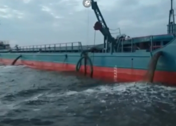 В Очакове бьют тревогу: суда возле Майского сливают в воду неизвестную жидкость
