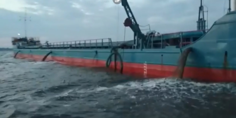 В Очакове бьют тревогу: суда возле Майского сливают в воду неизвестную жидкость