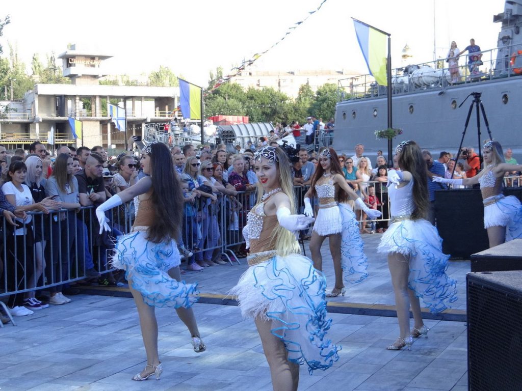 На празднике в честь николаевских моряков выступили военный оркестр, театр и шоу-балет 15