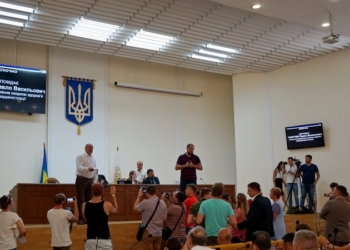 Пока 4 депутата ходили по трибуне и просили слова, Николаевский облсовет проголосовал и за вопрос по Кухте, и за поддержку обращения по Томосу