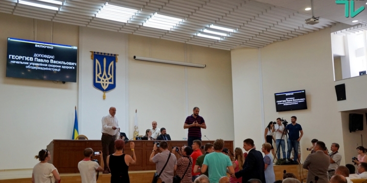 Пока 4 депутата ходили по трибуне и просили слова, Николаевский облсовет проголосовал и за вопрос по Кухте, и за поддержку обращения по Томосу