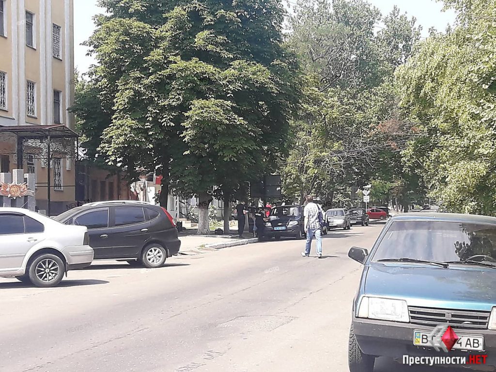 В Николаеве искали взрывчатку в подозрительном автомобиле возле управлений СБУ и Нацполиции 5