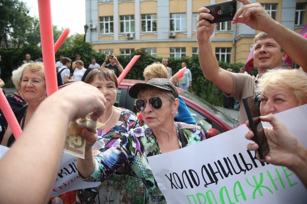 Антикоррупционера Шабунина в Киеве облили зеленкой и забросали тортами 9