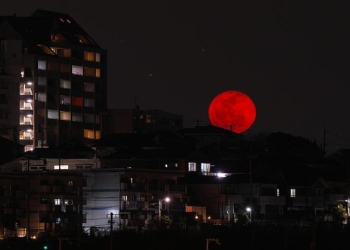 Июльская “кровавая Луна”: Что нужно знать о самом длинном лунном затмении века