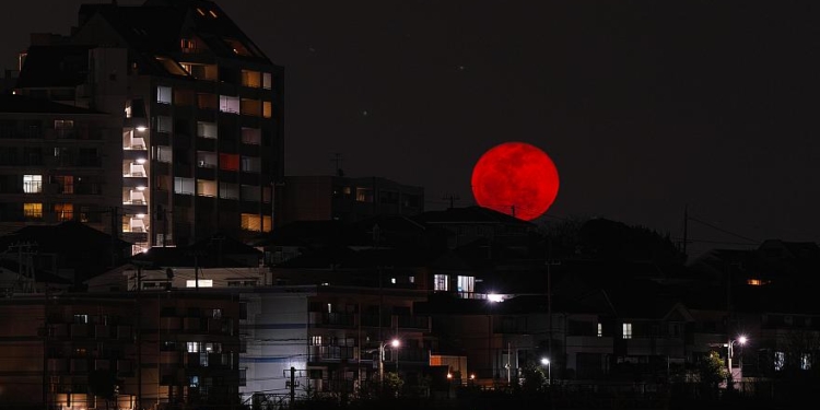 Июльская “кровавая Луна”: Что нужно знать о самом длинном лунном затмении века