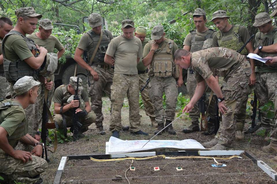 С использованием опыта 2014-го: николаевские десантники продолжают тактические учения на полигоне 17
