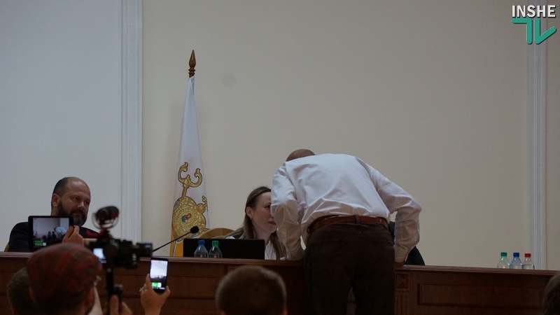 Пока 4 депутата ходили по трибуне и просили слова, Николаевский облсовет проголосовал и за вопрос по Кухте, и за поддержку обращения по Томосу 17