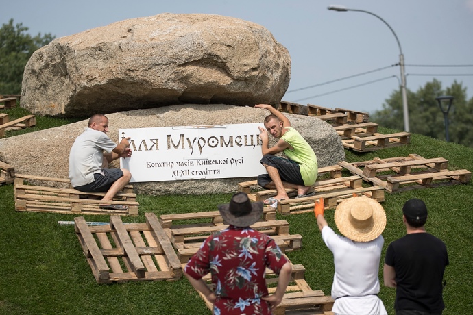 У киевлян свой "Мальчик с бычками" - там вот-вот откроют памятник Илье Муромцу 7