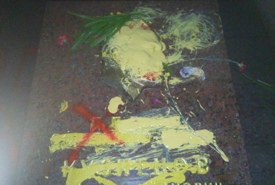 Во Львове националисты разрисовали могилу агента НКВД