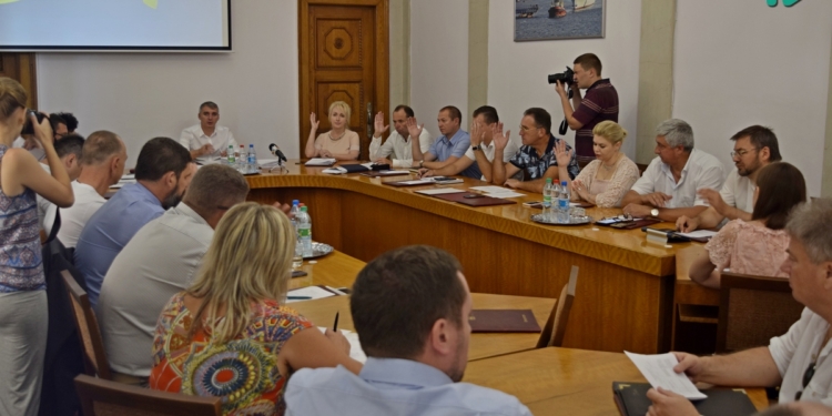 Сенкевич поручил максимально оштрафовать ТЭЦ за ямы: Эти кроты уничтожили дорогу