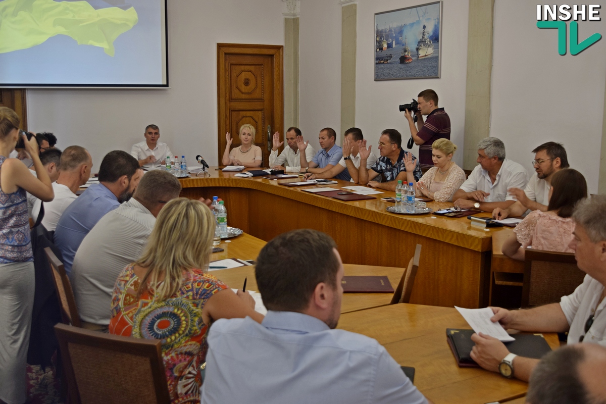 Сенкевич поручил максимально оштрафовать ТЭЦ за ямы: Эти кроты уничтожили дорогу