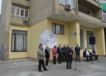 Мэр Николаева поручил заменить разбитый асфальт у Дома художников на плитку