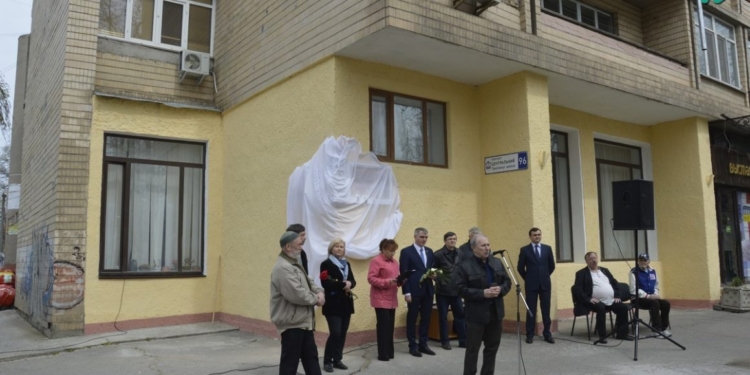 Мэр Николаева поручил заменить разбитый асфальт у Дома художников на плитку