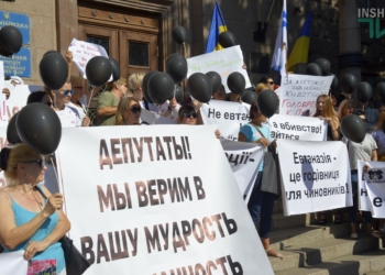 “Депутаты! Мы верим в вашу мудрость”: в Николаеве горожане выступили против эвтаназии собак