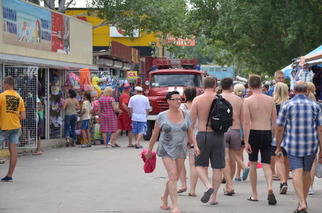 Спасатели заявили, что ситуация с проездами в Коблево за год не изменилась: по некоторым улицам добраться до места пожара вообще невозможно 3