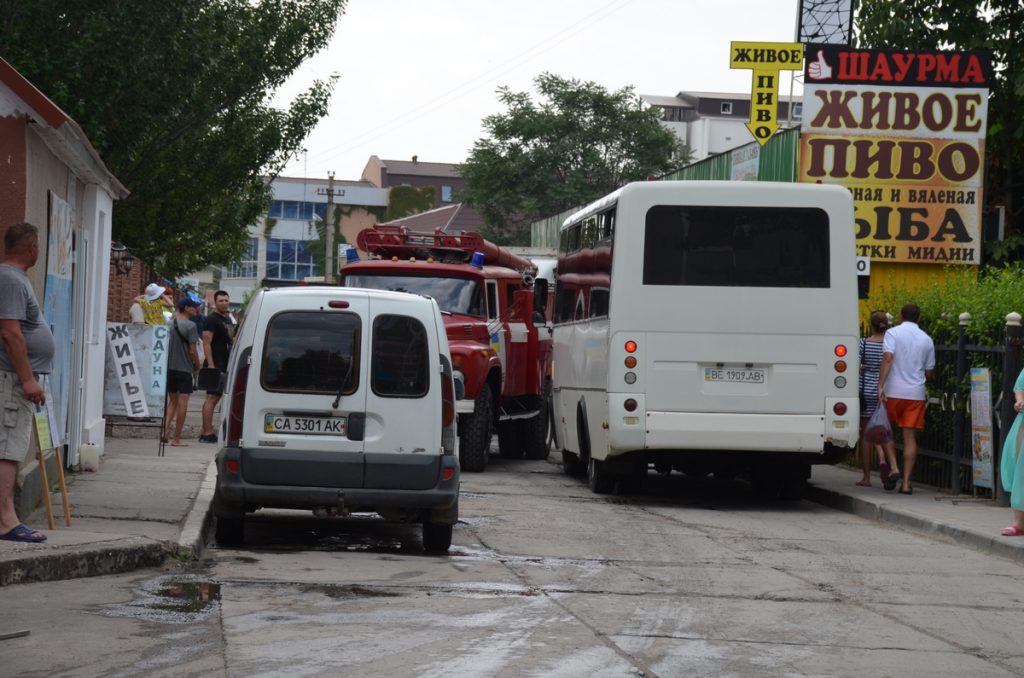 Спасатели заявили, что ситуация с проездами в Коблево за год не изменилась: по некоторым улицам добраться до места пожара вообще невозможно 7