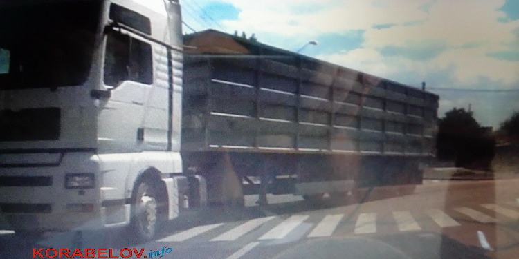 «Зачем делаются дороги – непонятно» – «Зерновоз» повредил свежеуложенный асфальт в Корабельном районе