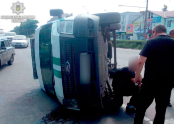 В Полтаве после столкновения с полицейской машиной перевернулся микроавтобус инкассаторов