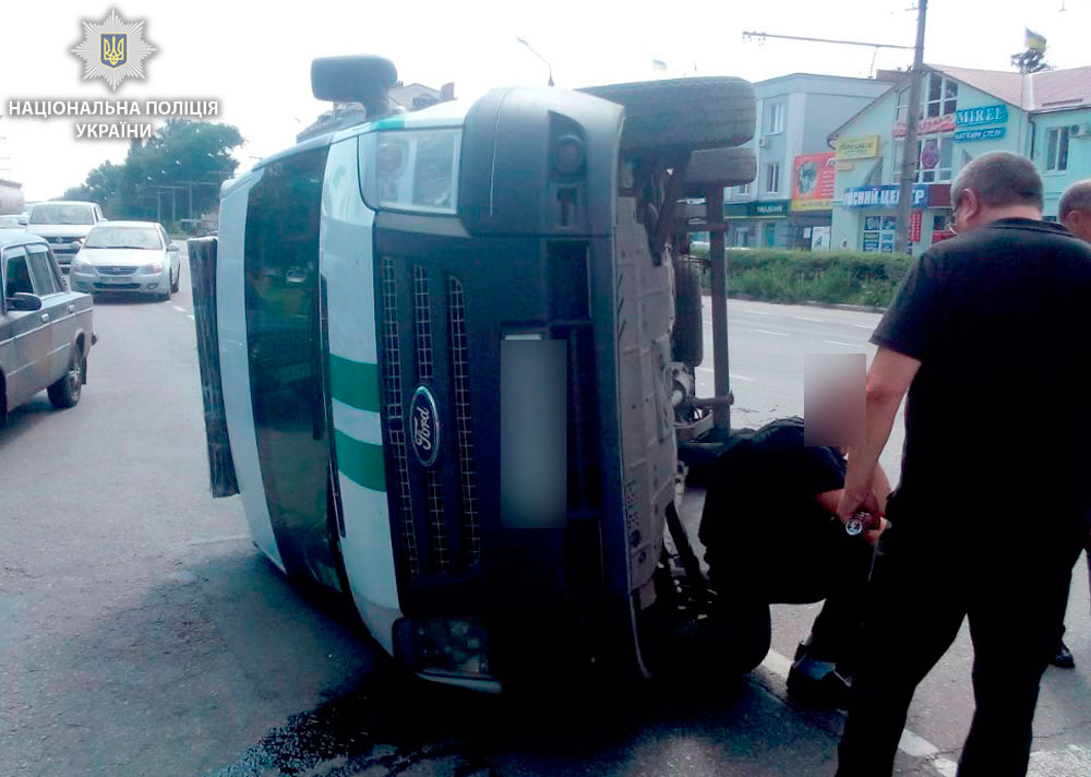 В Полтаве после столкновения с полицейской машиной перевернулся микроавтобус инкассаторов 3