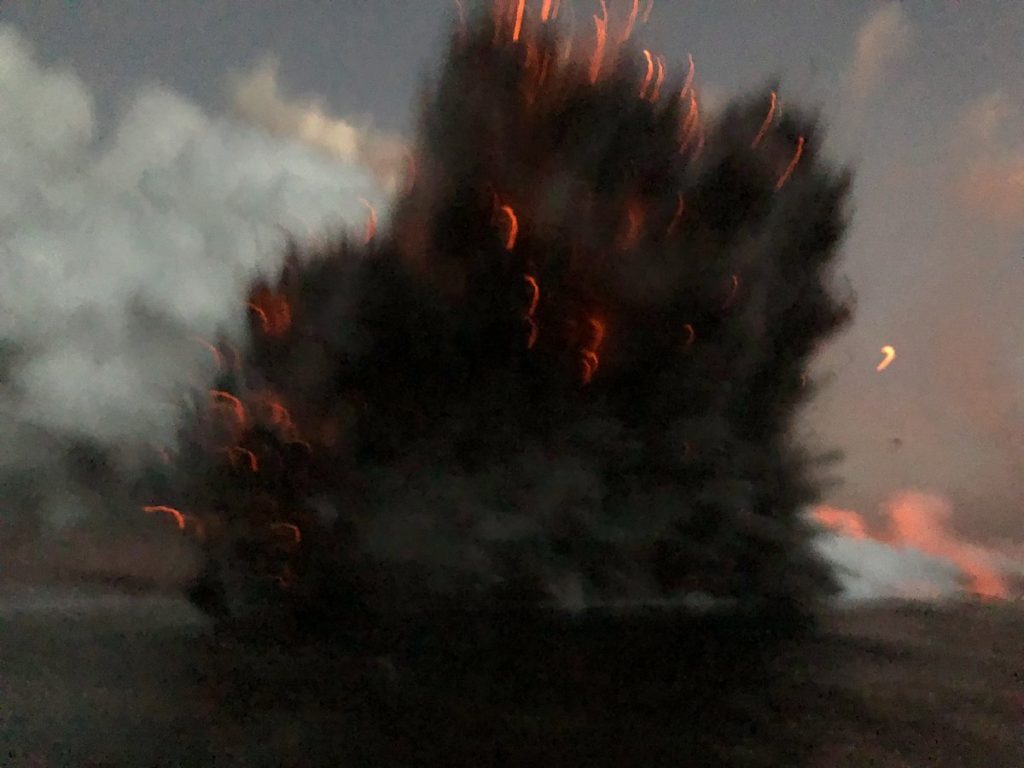 На Гавайях при взрыве вулканической лавы пострадали 23 человека 1