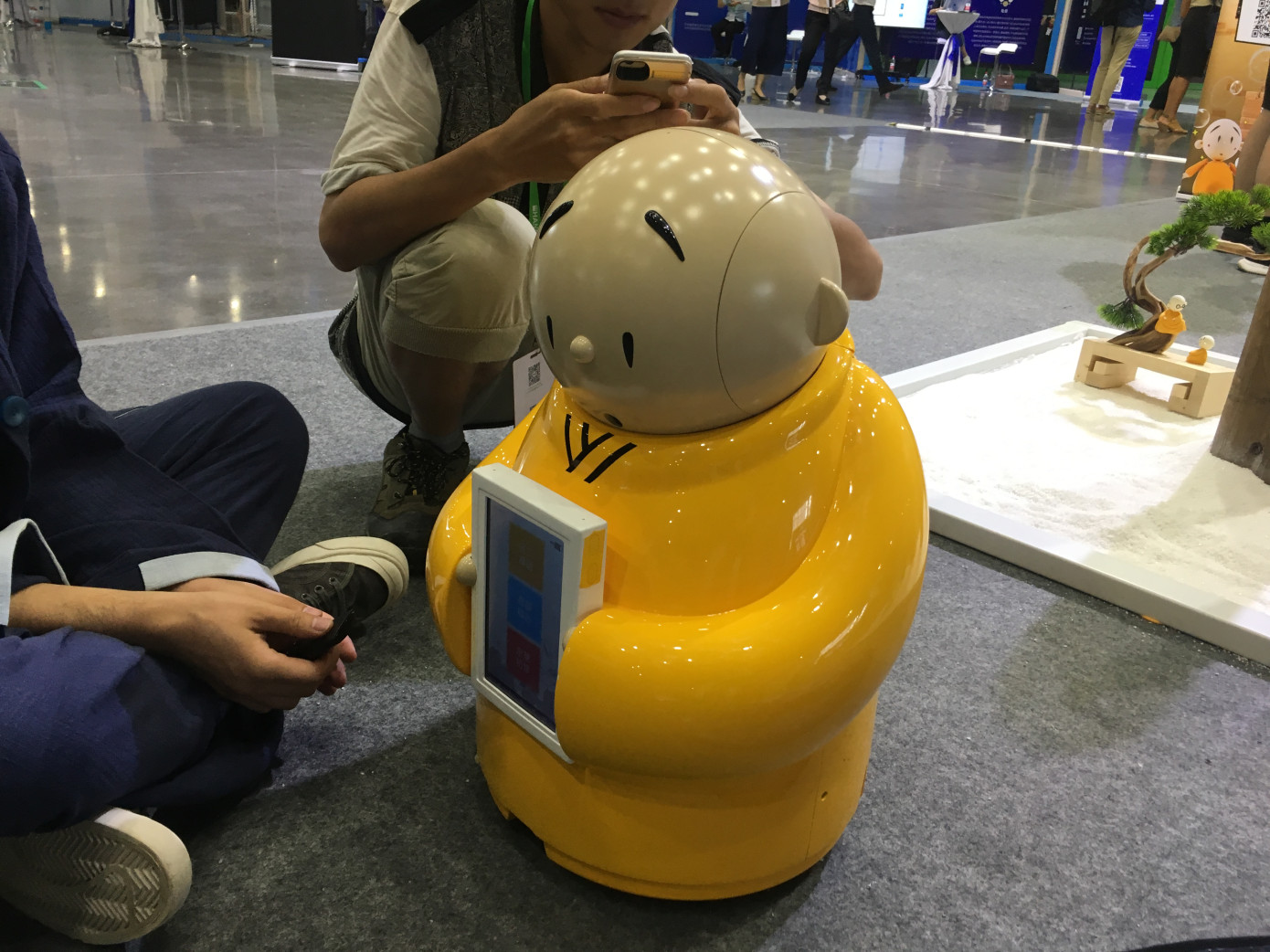 В китайском храме начал служение робот-буддист