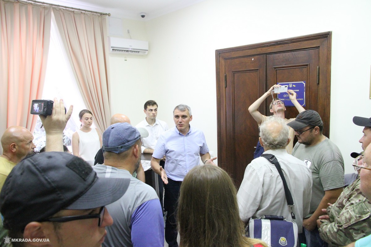 Сенкевич предложил общественности выбрать трех спикеров по проблеме бродячих собак и выступить на завтрашней сессии