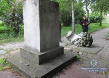 На Львовщине из-за непогоды обвалился памятник Пушкину. Первоначально подозревали вандалов