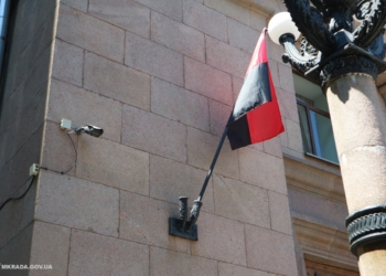 С фасада мэрии Николаева сняли красно-черные флаги, которые утром повесили активисты
