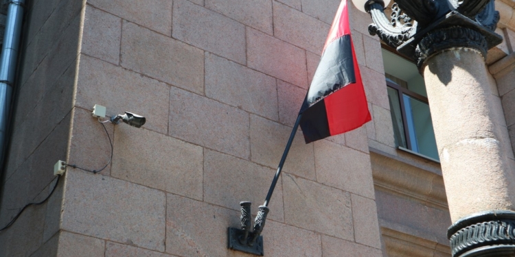 С фасада мэрии Николаева сняли красно-черные флаги, которые утром повесили активисты