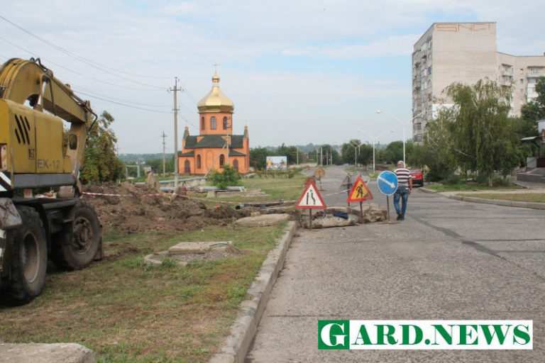 В Южноукраинске второй день ремонтируют порыв трубопровода, который оставил без воды два микрорайона 4