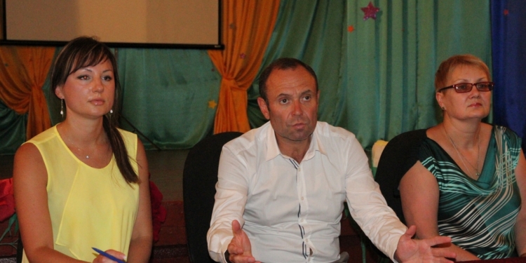 На встрече с вице-мэром жители Малой Коренихи подняли вопросы субсидий и благоустройства района