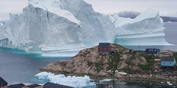К берегам Гренландии приблизился айсберг – жители деревни боятся цунами