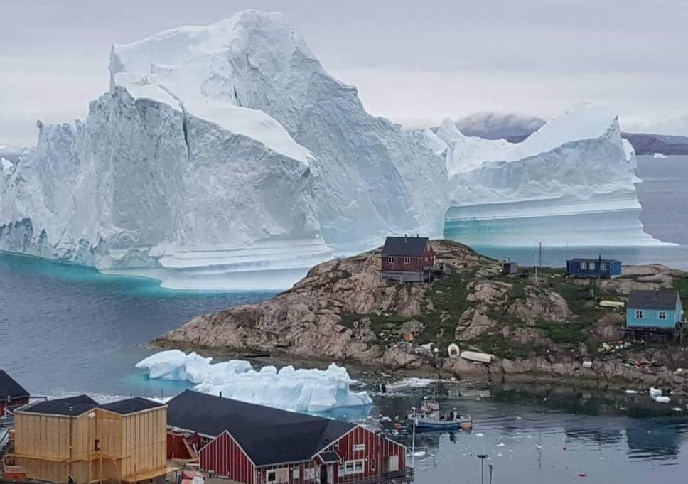 К берегам Гренландии приблизился айсберг – жители деревни боятся цунами 1