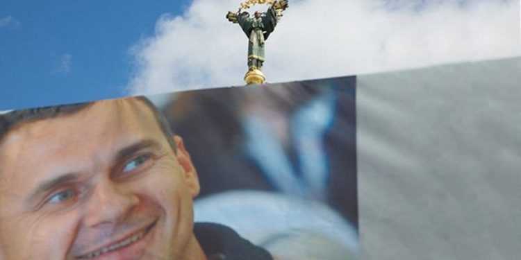 Сегодня – день рождения украинского режиссера Олега Сенцова, незаконно осужденного в России. Поддержать узника Кремля может каждый