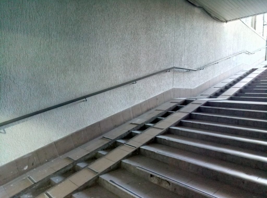 В подземном переходе у Центрального рынка ремонтируют лестницы, кладут плитку и обновляют стены 1