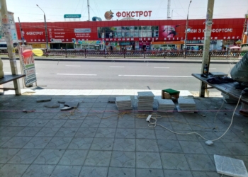 В подземном переходе у Центрального рынка ремонтируют лестницы, кладут плитку и обновляют стены