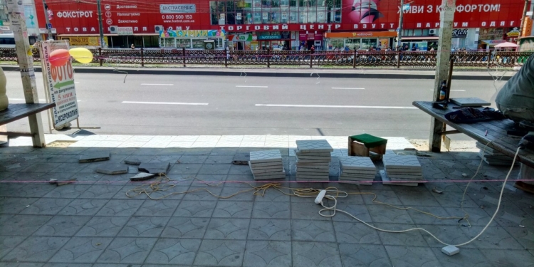 В подземном переходе у Центрального рынка ремонтируют лестницы, кладут плитку и обновляют стены