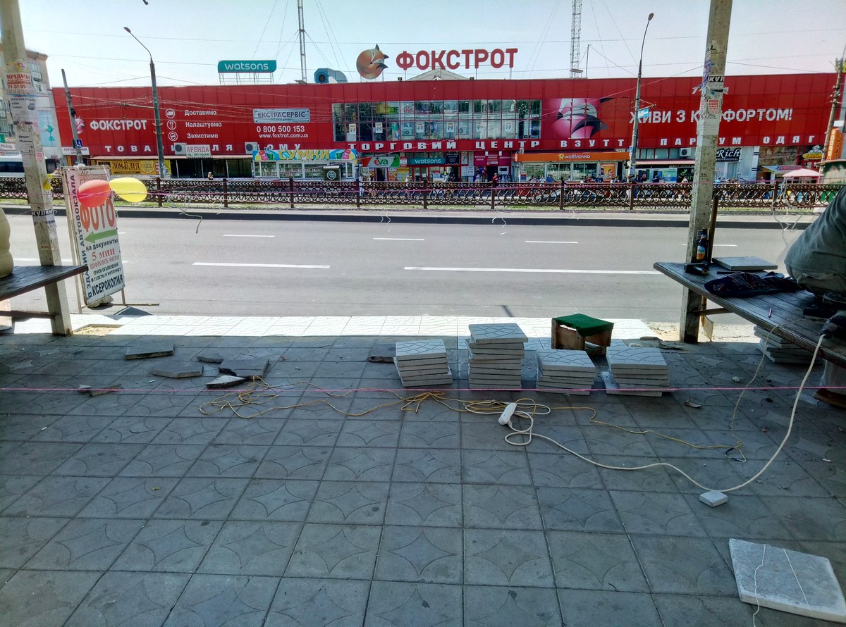 В подземном переходе у Центрального рынка ремонтируют лестницы, кладут плитку и обновляют стены