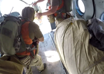 Парашютный прыжок на воду: николаевские десантники поделились зрелищным видео от  первого лица