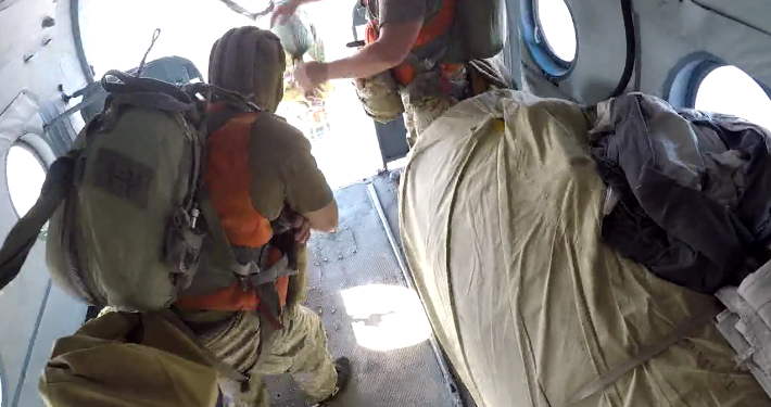 Парашютный прыжок на воду: николаевские десантники поделились зрелищным видео от  первого лица