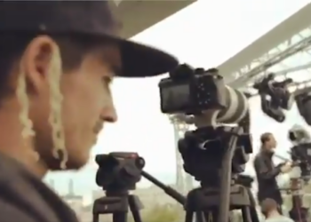 Оператор-смельчак снял интервью с мэром Москвы, нацепив лапшу на ухо