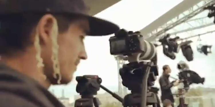 Оператор-смельчак снял интервью с мэром Москвы, нацепив лапшу на ухо