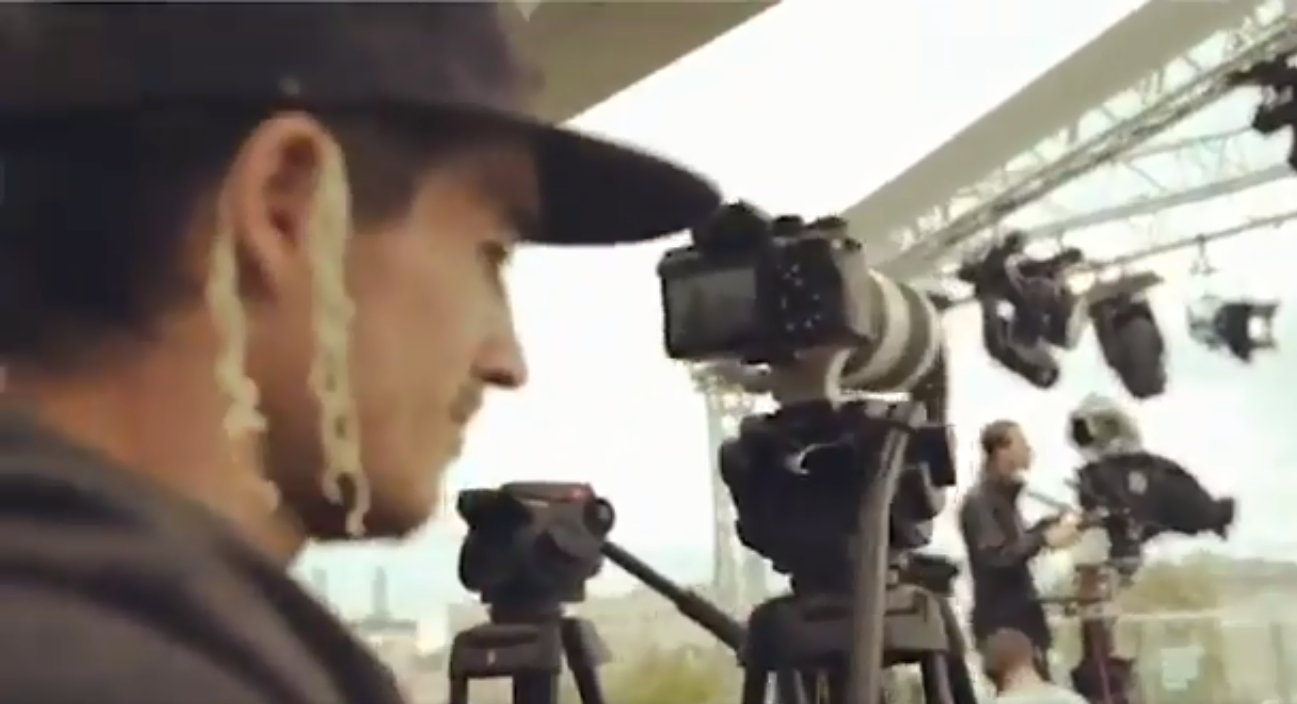 Оператор-смельчак снял интервью с мэром Москвы, нацепив лапшу на ухо