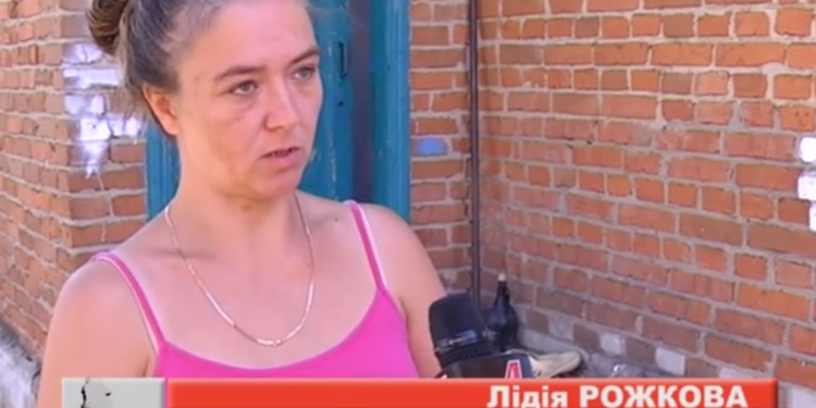 «Упал в погреб и все» – разоблачен фейк об инвалиде-переселенце, которому на Сумщине порвали рот якобы за русский язык