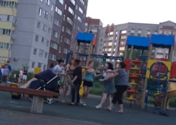 В России молодые мамы устроили пьяную драку на детской площадке