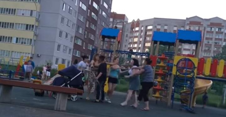В России молодые мамы устроили пьяную драку на детской площадке